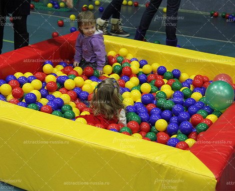 "Сухие" бассейны с шариками пользуются у малышей огромной популярностью